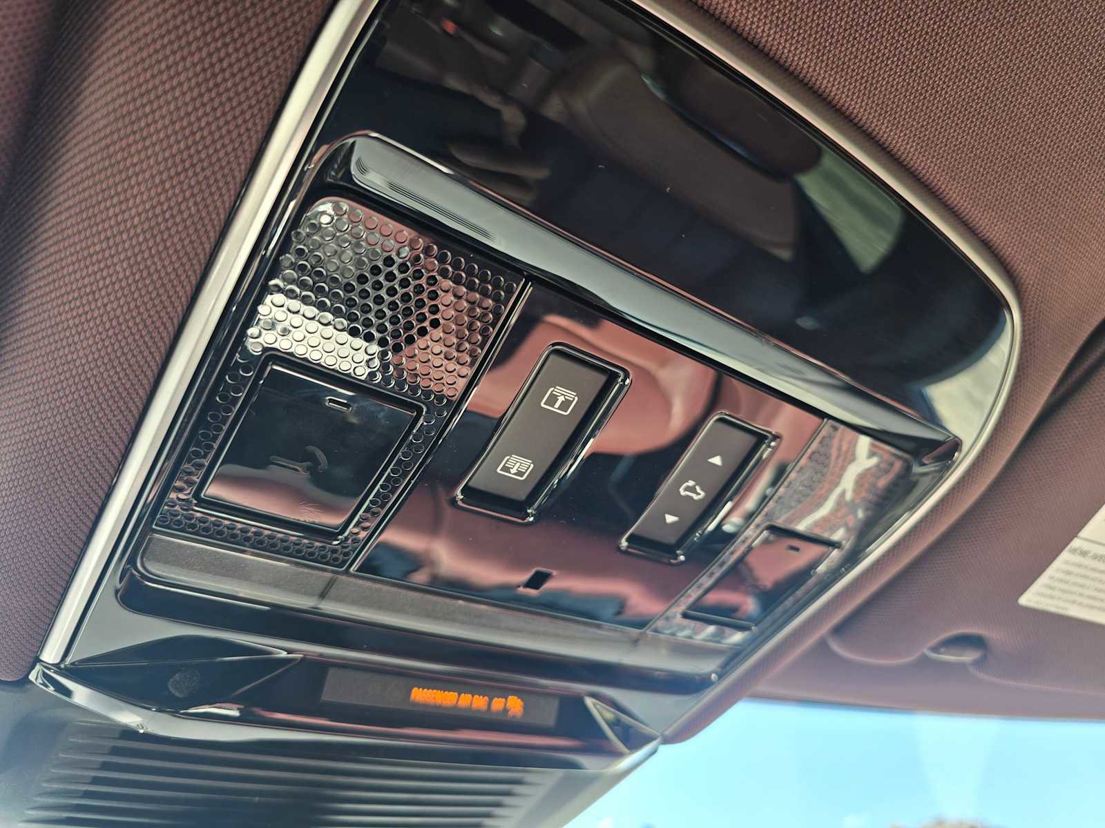 Used 2025 Land Rover Range Rover SE image 33