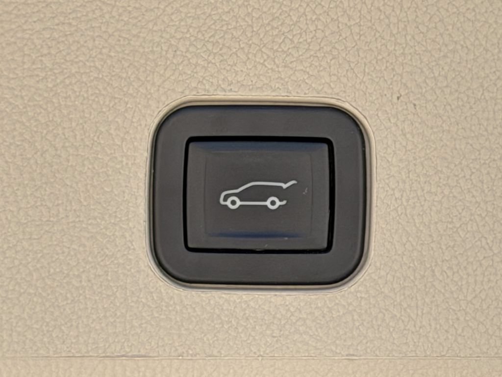 Used 2016 Cadillac SRX Premium w/ Driver Assist Package FWD image 29