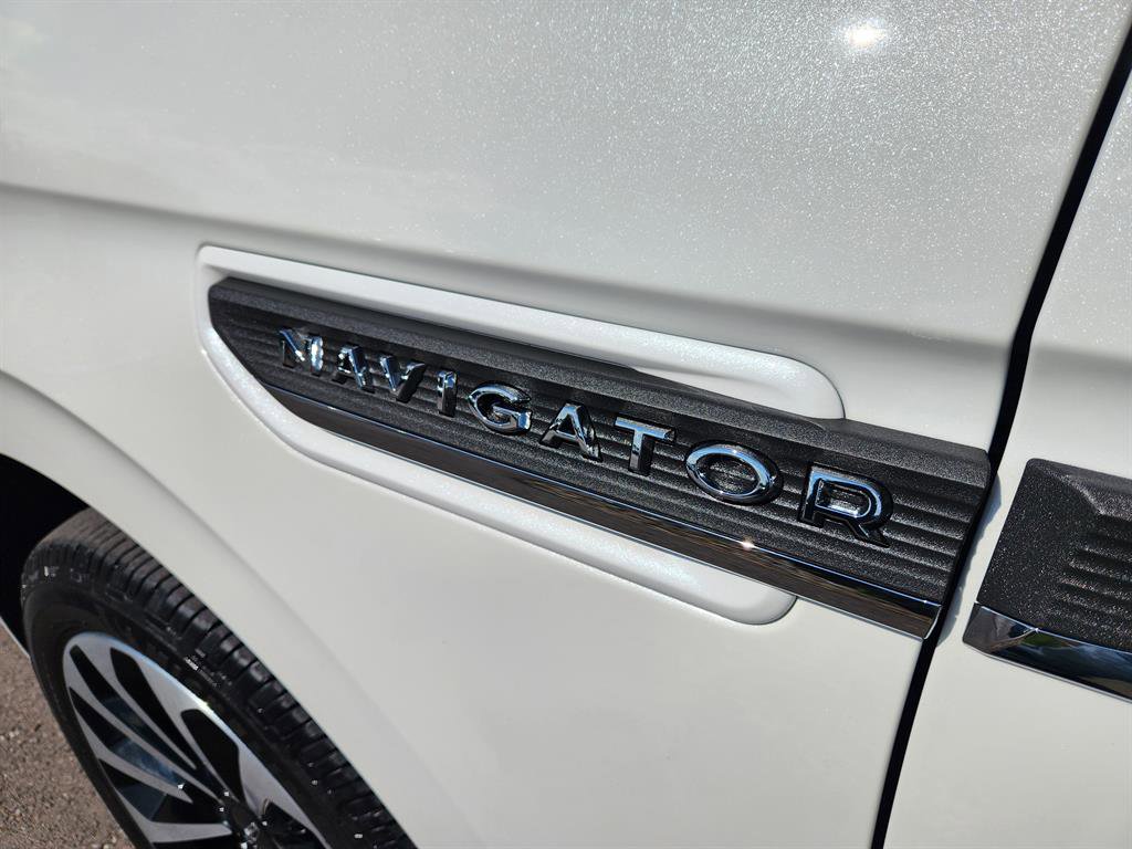 Used 2022 Lincoln Navigator Reserve image 10