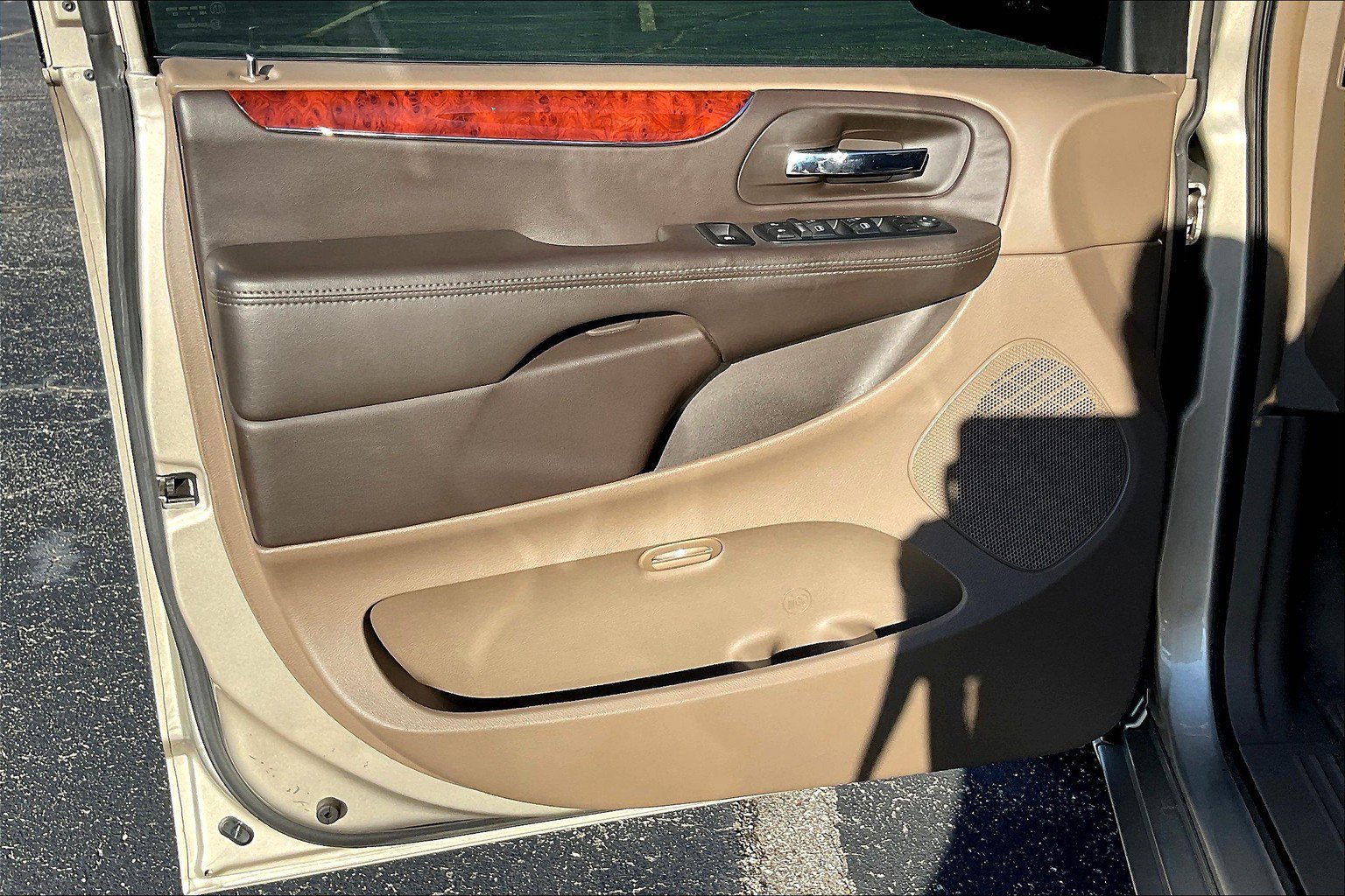 Used 2012 Chrysler Town & Country Touring w/ Entertainment Group #1 image 21