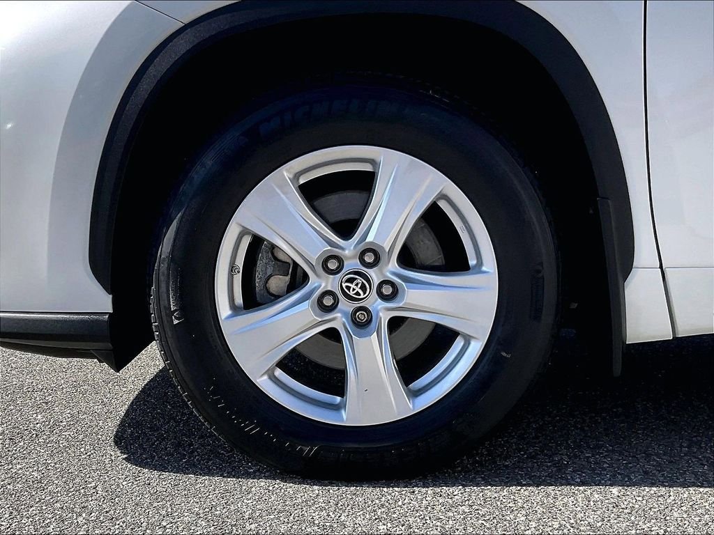 Used 2021 Toyota Highlander LE AWD/4WD image 7