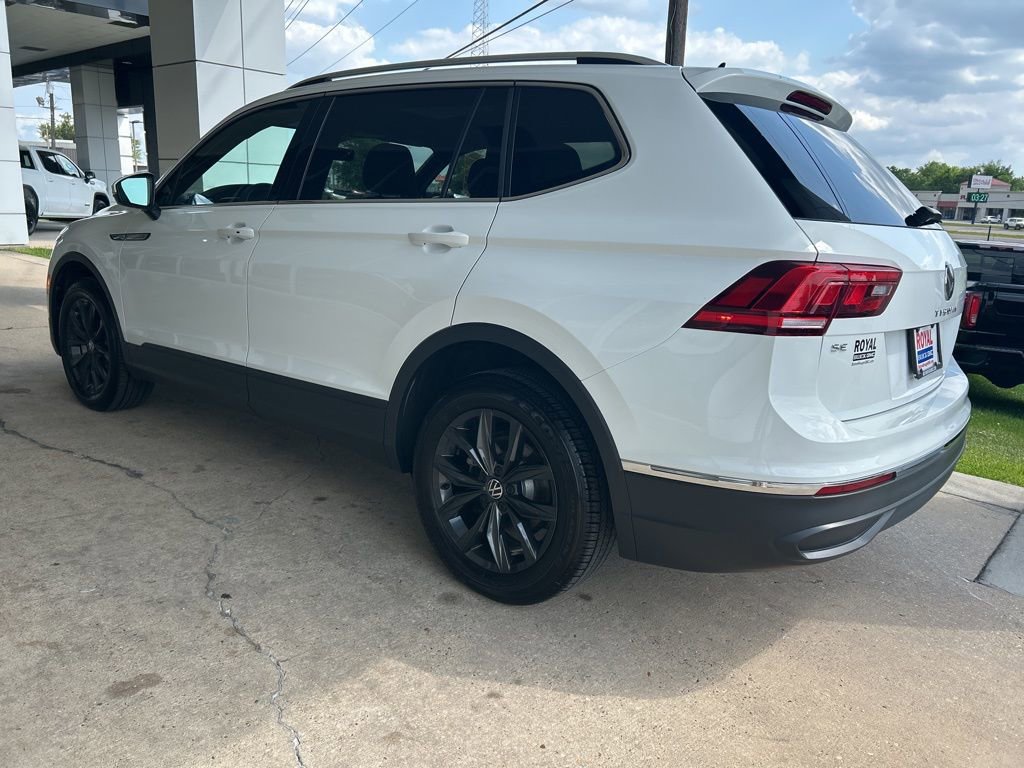Used 2024 Volkswagen Tiguan SE w/ Panoramic Sunroof Package FWD image 5