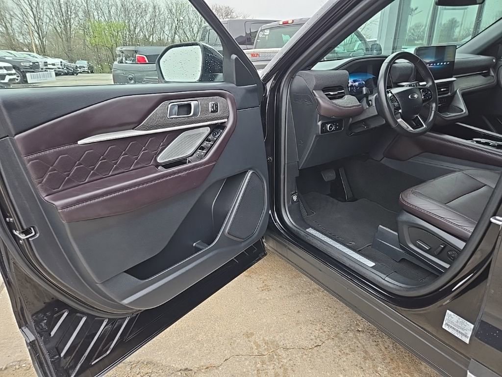 Used 2025 Ford Explorer Platinum w/ LUX Leather Package AWD/4WD image 29