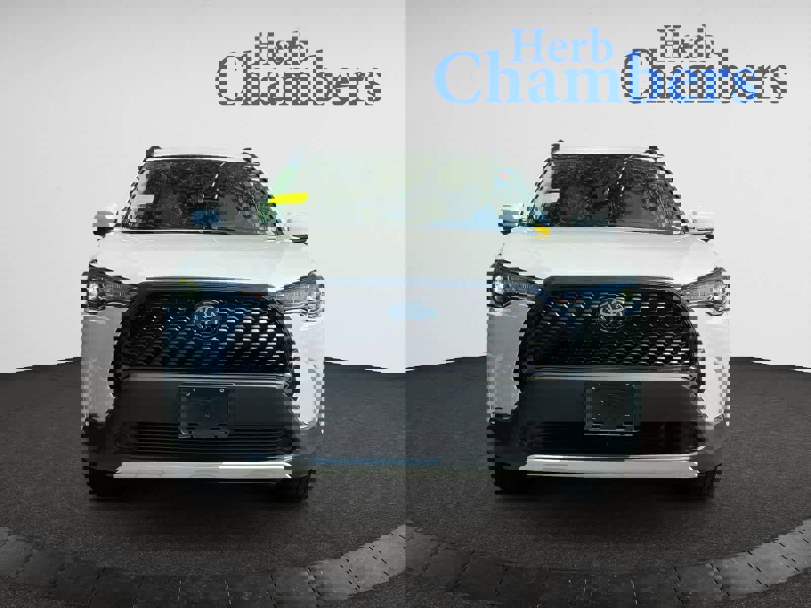 Used 2022 Toyota Corolla Cross LE image 2