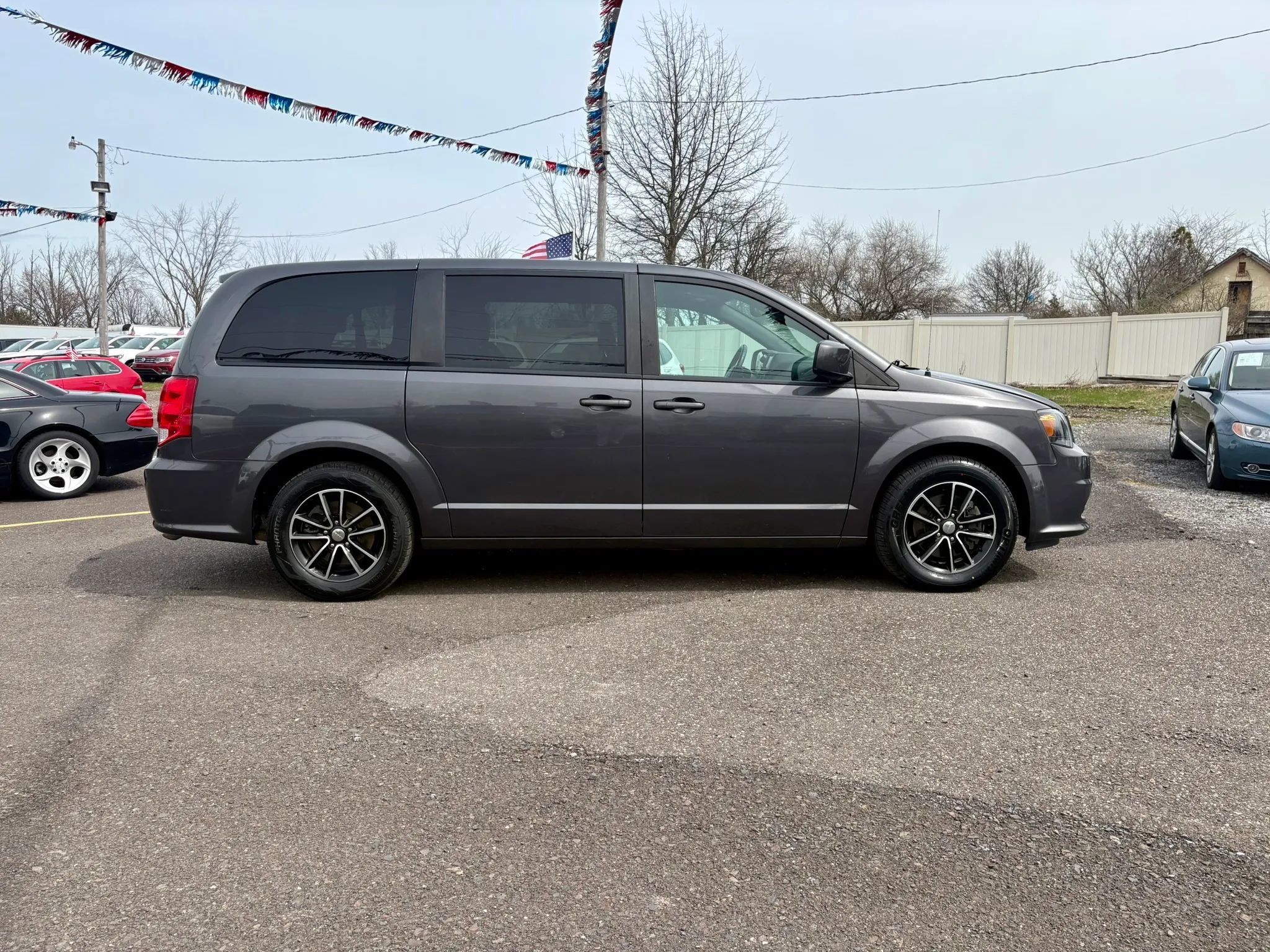 Used 2018 Dodge Grand Caravan SXT w/ Blacktop Package FWD image 6
