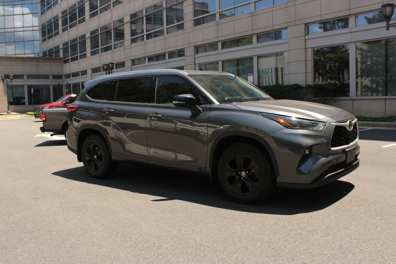 Used 2021 Toyota Highlander XLE AWD/4WD image 2