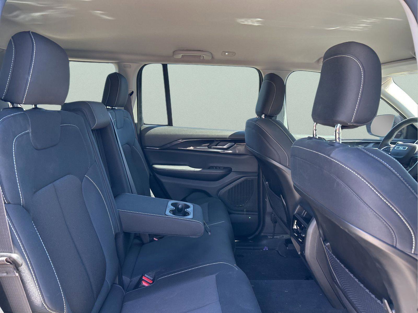 Used 2023 Jeep Grand Cherokee Laredo image 11