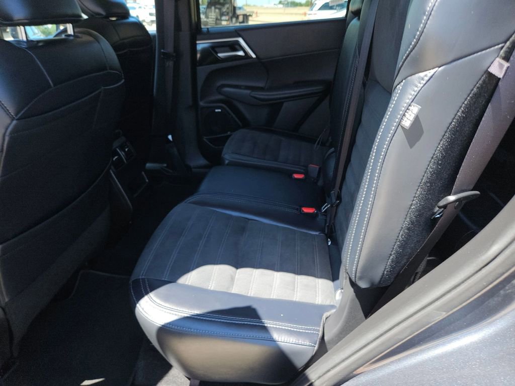 Used 2025 Mitsubishi Outlander SE FWD image 27