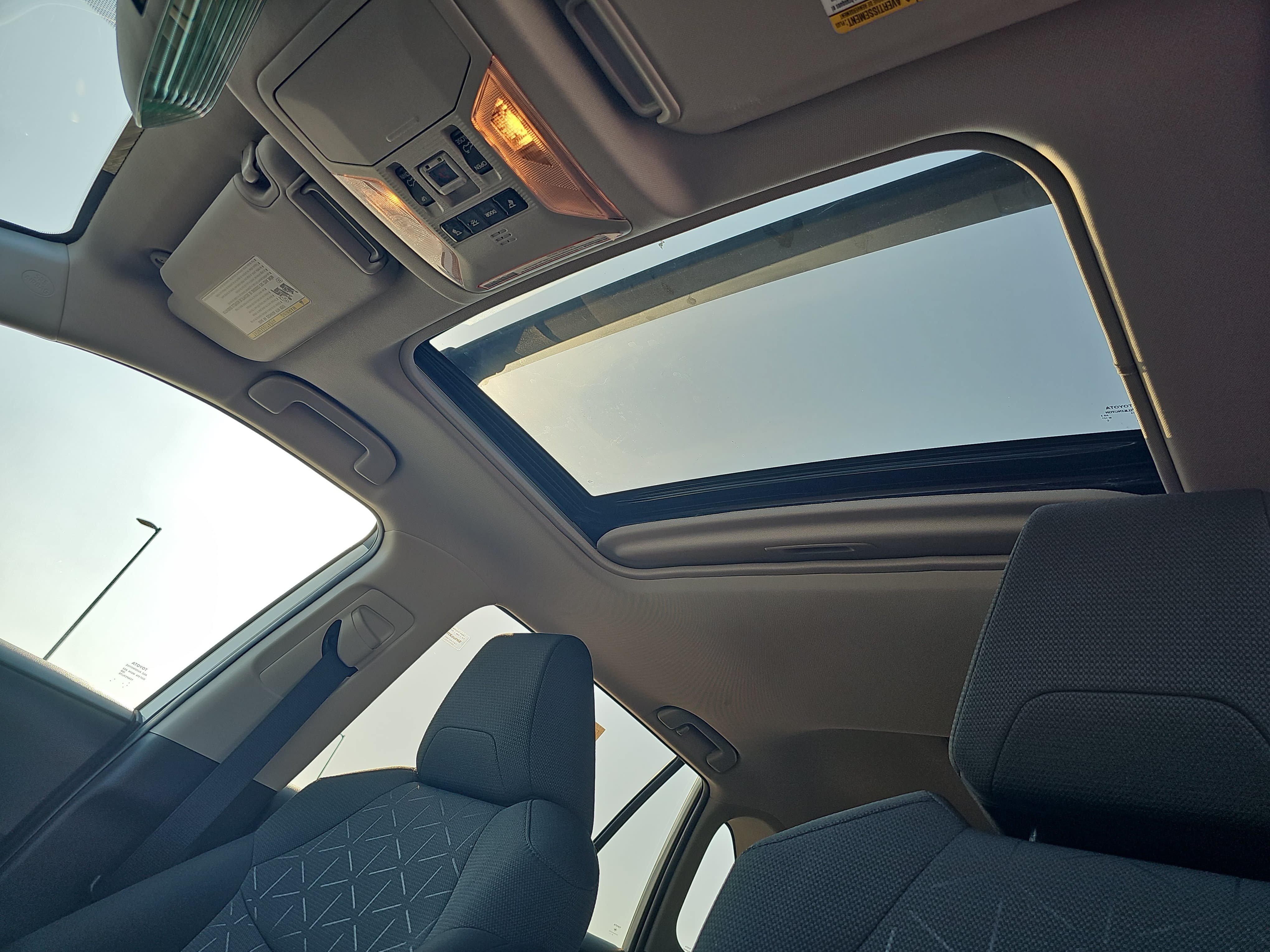 Used 2021 Toyota RAV4 XLE w/ Convenience Package FWD image 29