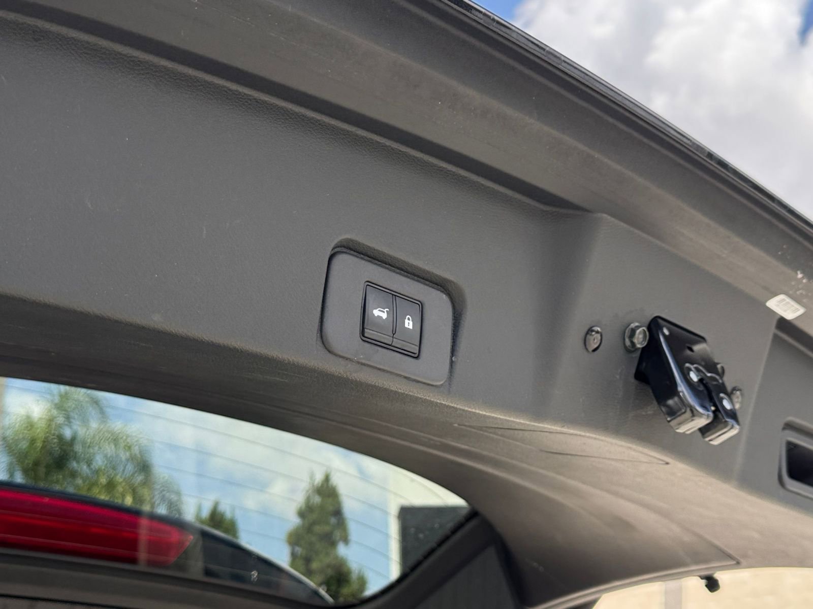 Used 2025 Nissan Rogue SV FWD image 23