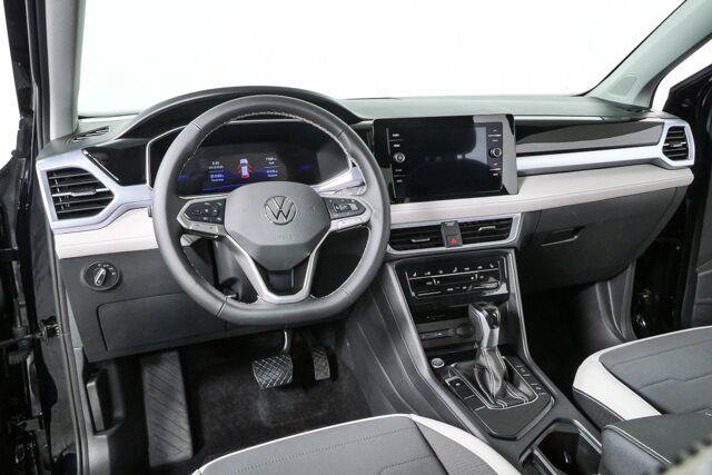 Used 2025 Volkswagen Taos SE w/ Panoramic Sunroof Package FWD image 17