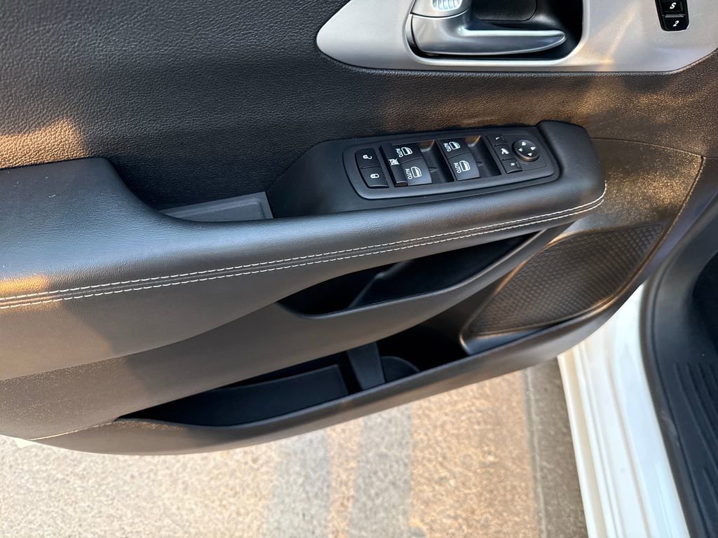 Used 2025 Chrysler Pacifica Limited FWD image 16