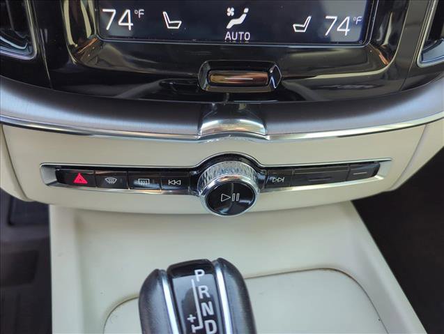 Used 2020 Volvo XC60 T5 Momentum w/ Protection Package Premier image 16