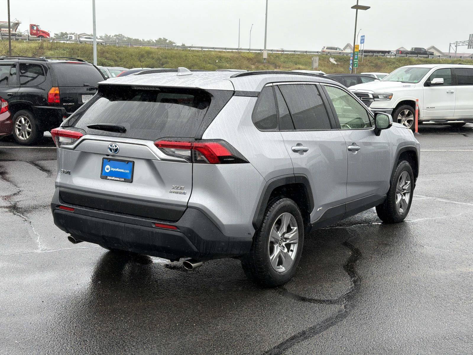 Used 2023 Toyota RAV4 XLE AWD/4WD image 2