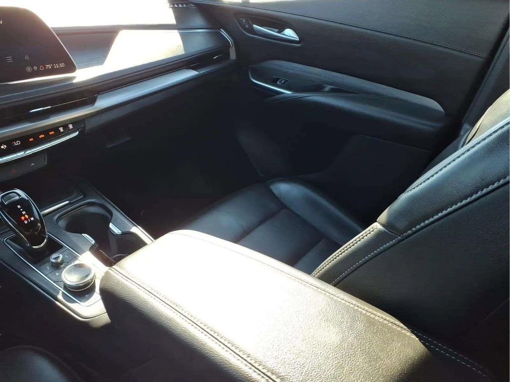 Used 2025 Cadillac XT4 Premium Luxury image 12