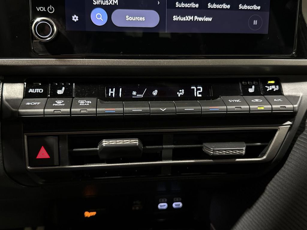 Used 2025 Toyota Camry SE w/ Convenience Package image 16