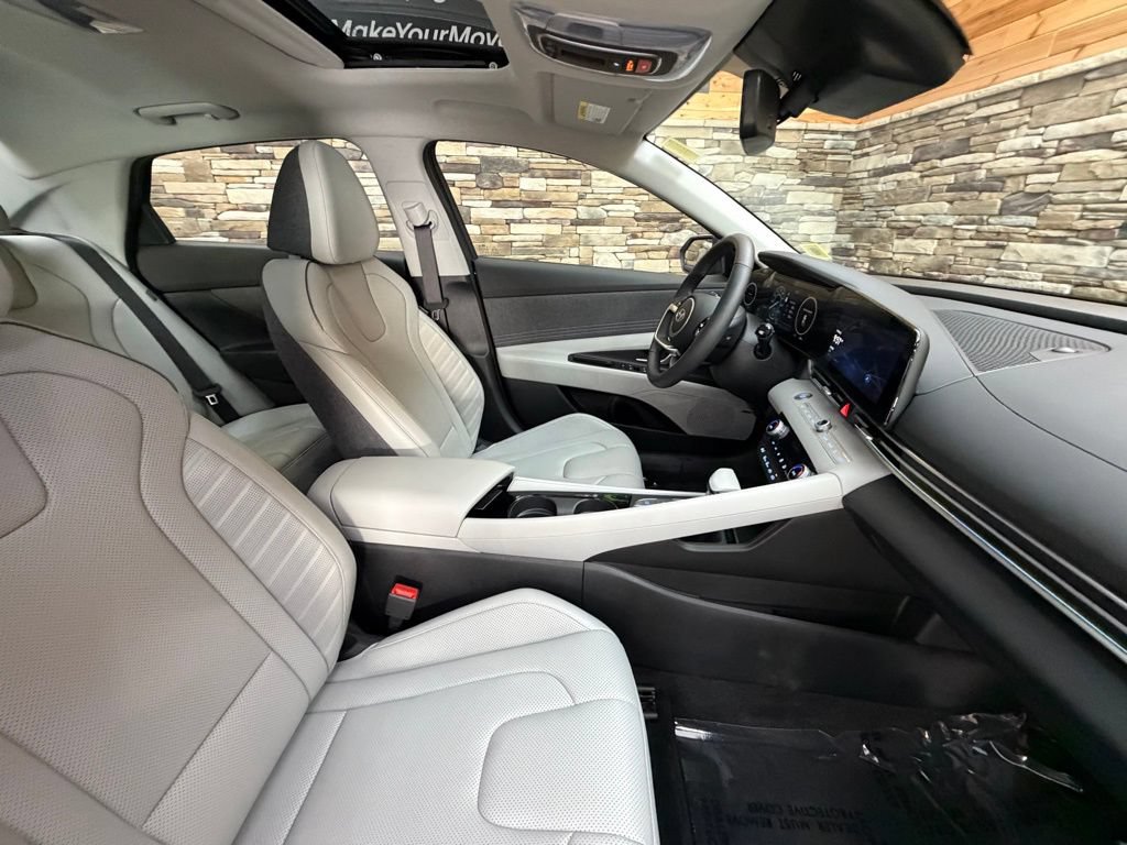 Used 2025 Hyundai Elantra Limited FWD image 14