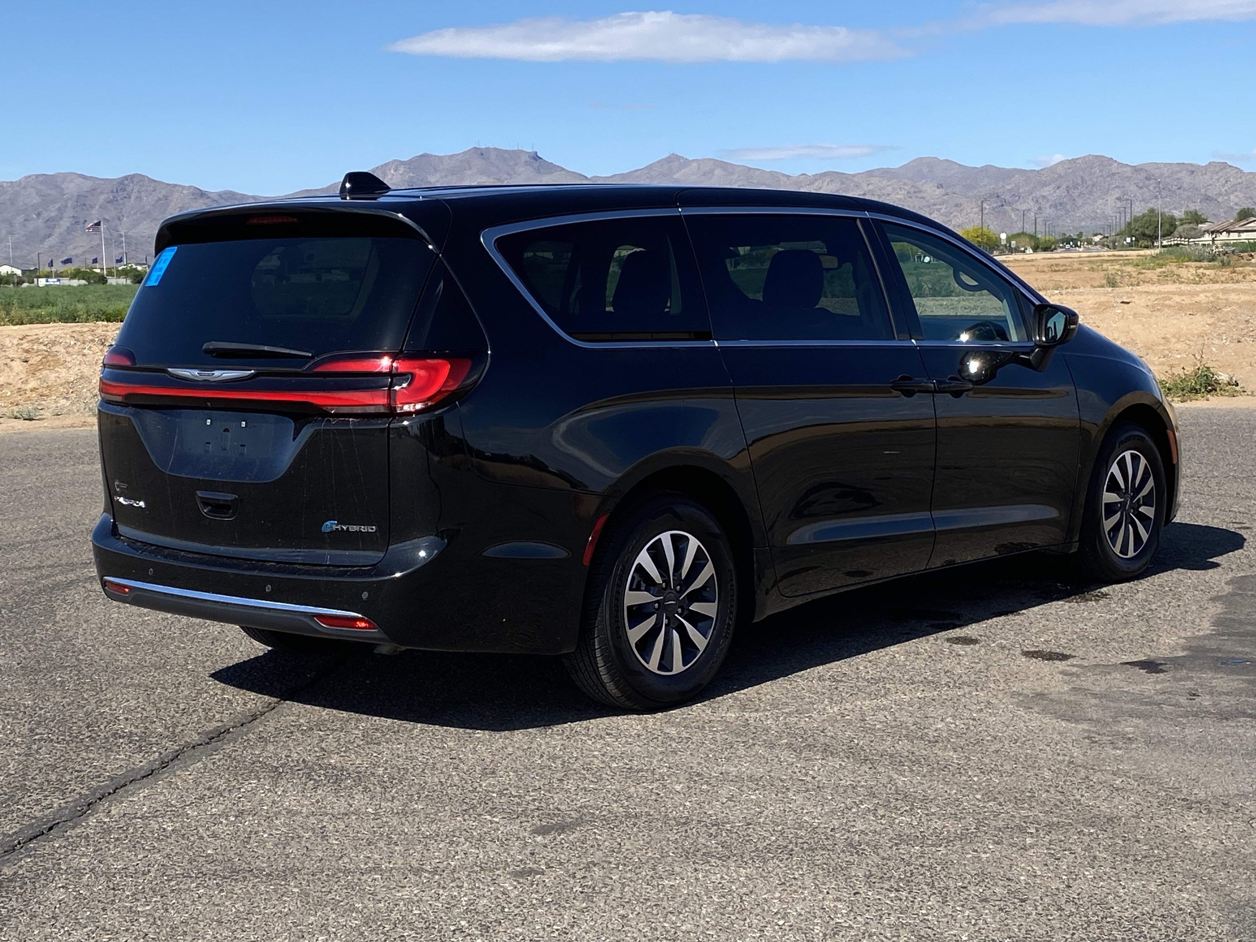 Used 2023 Chrysler Pacifica Touring-L video 3