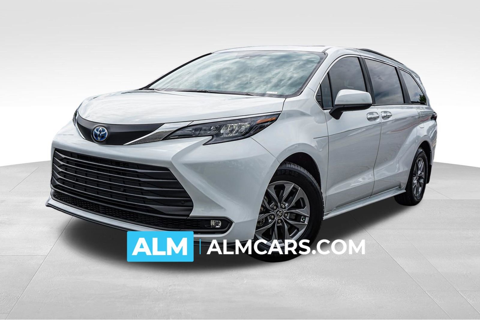Used 2025 Toyota Sienna XLE FWD image 1