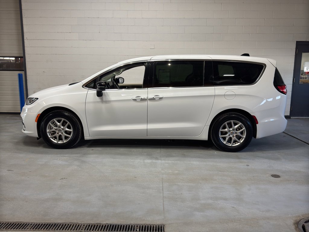 Used 2024 Chrysler Pacifica Touring-L image 41