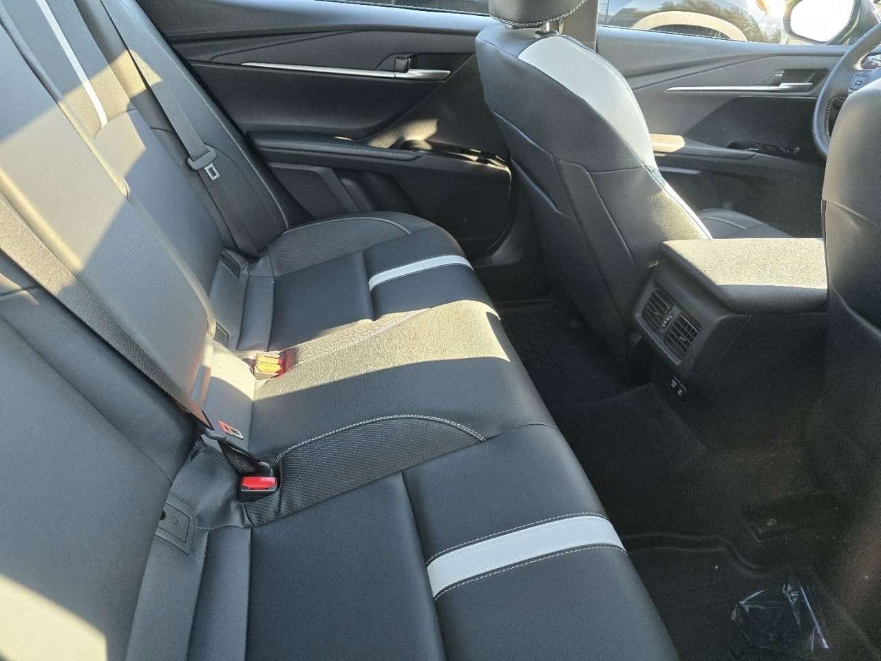 Used 2025 Toyota Camry SE w/ Convenience Package image 13