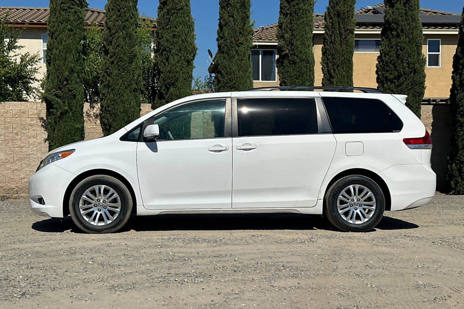 Used 2014 Toyota Sienna XLE FWD image 7