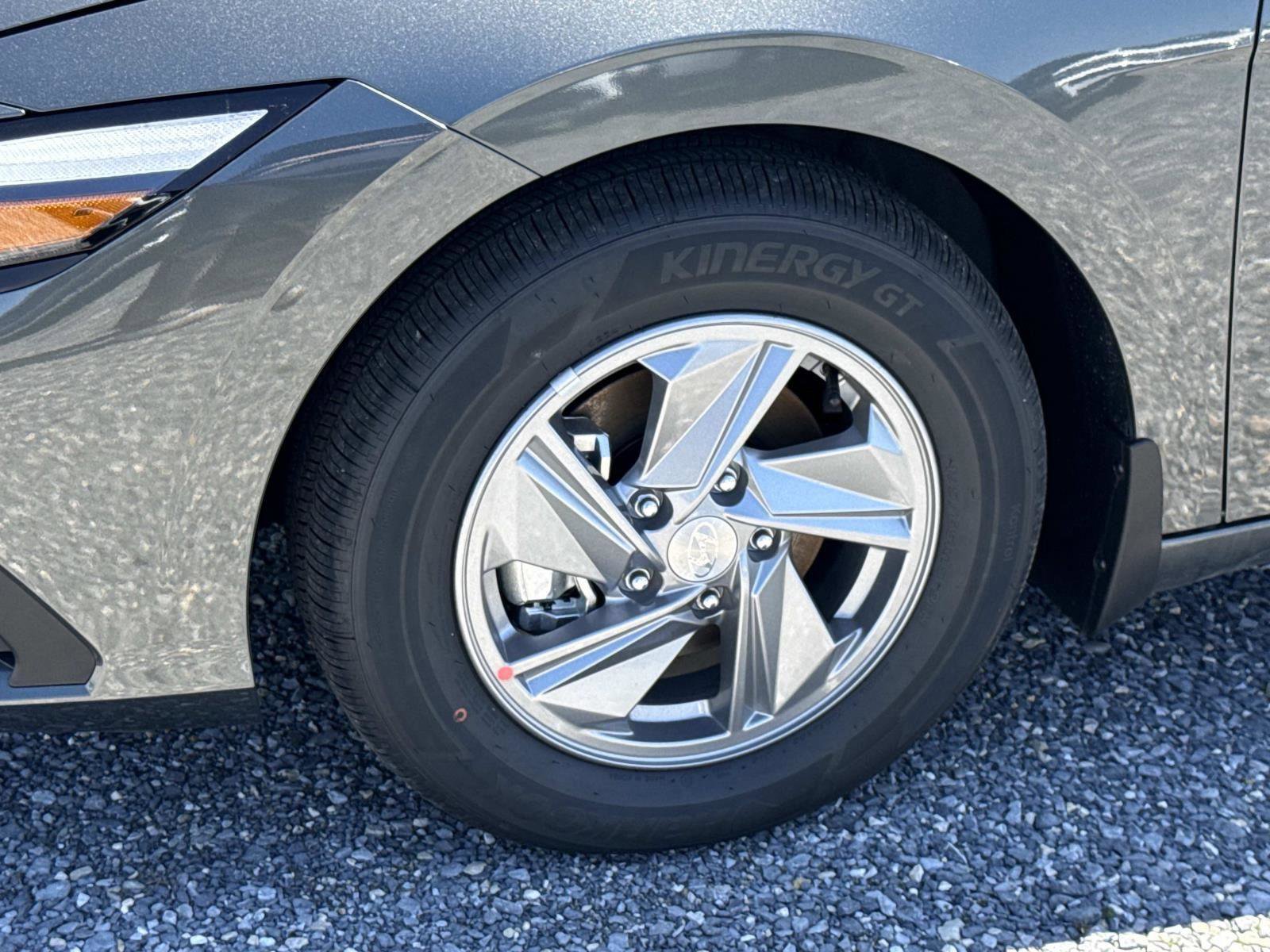 New 2026 Hyundai Elantra SE FWD image 17