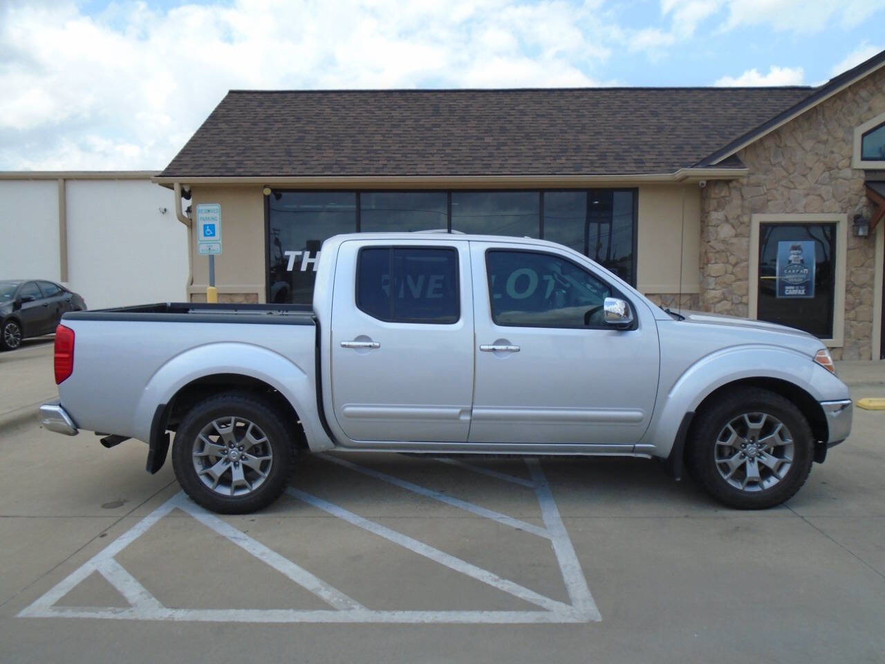 Used 2014 Nissan Frontier SL RWD image 5