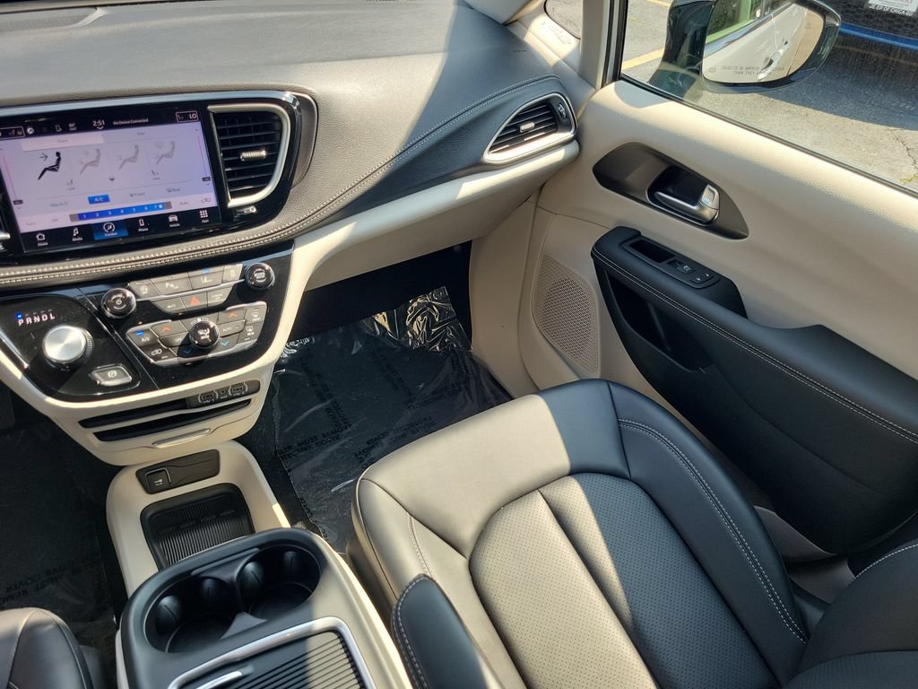 Certified 2024 Chrysler Pacifica Touring-L FWD image 13