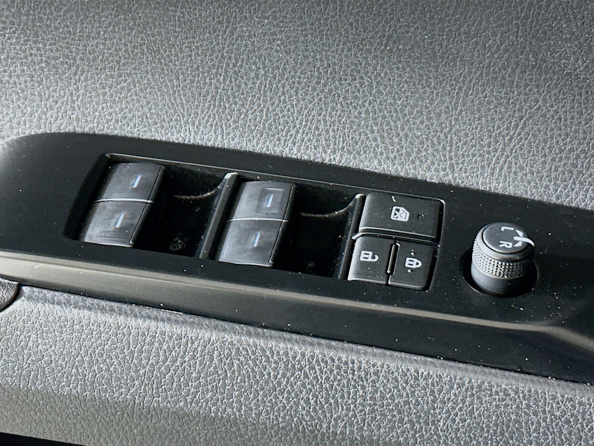 Used 2025 Toyota Camry SE w/ Convenience Package FWD image 14