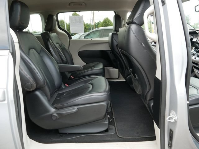 Used 2017 Chrysler Pacifica Premium FWD image 22