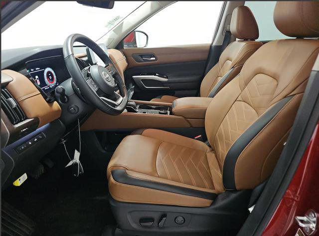 Used 2025 Nissan Pathfinder Platinum w/ Cargo Package AWD/4WD image 6