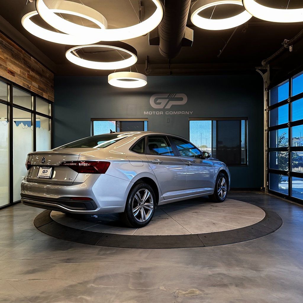 Used 2024 Volkswagen Jetta SE image 3