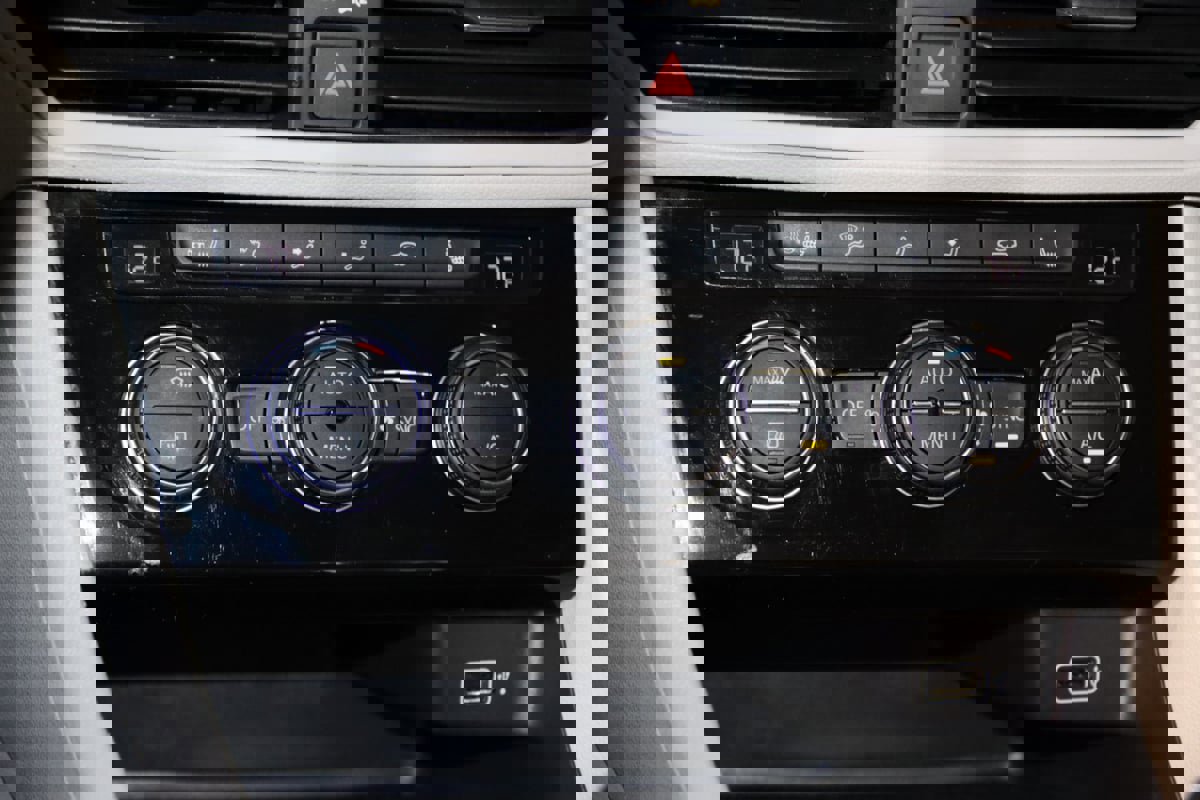 Used 2019 Volkswagen Jetta SE w/ Cold Weather Package image 39