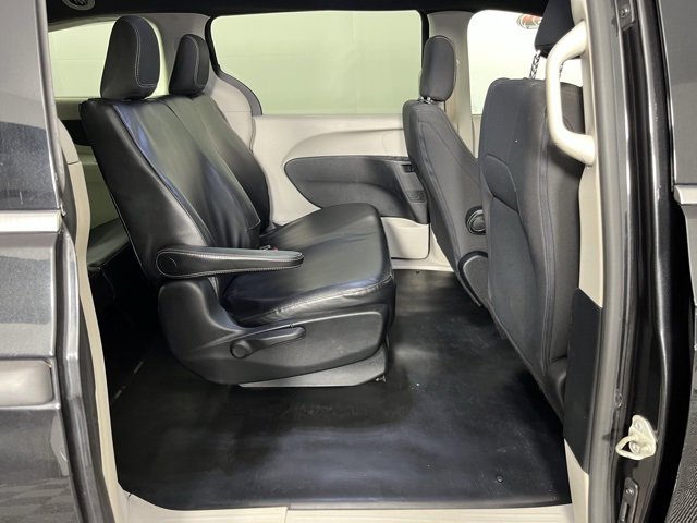 Used 2020 Chrysler Voyager L image 26