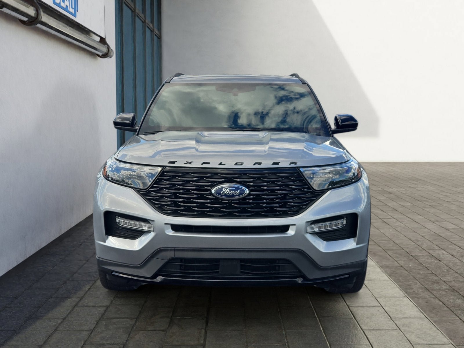 Used 2023 Ford Explorer ST-Line w/ Class IV Trailer Tow Package AWD/4WD image 8