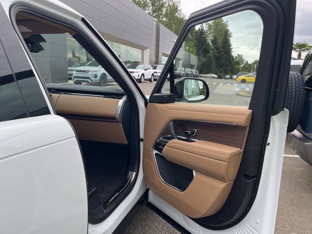 New 2026 Land Rover Range Rover Long Wheelbase SE AWD/4WD image 19