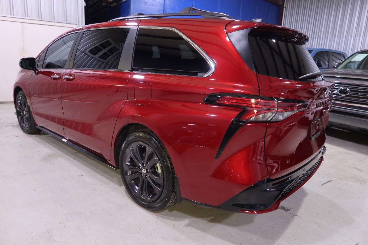 Used 2024 Toyota Sienna XSE image 3