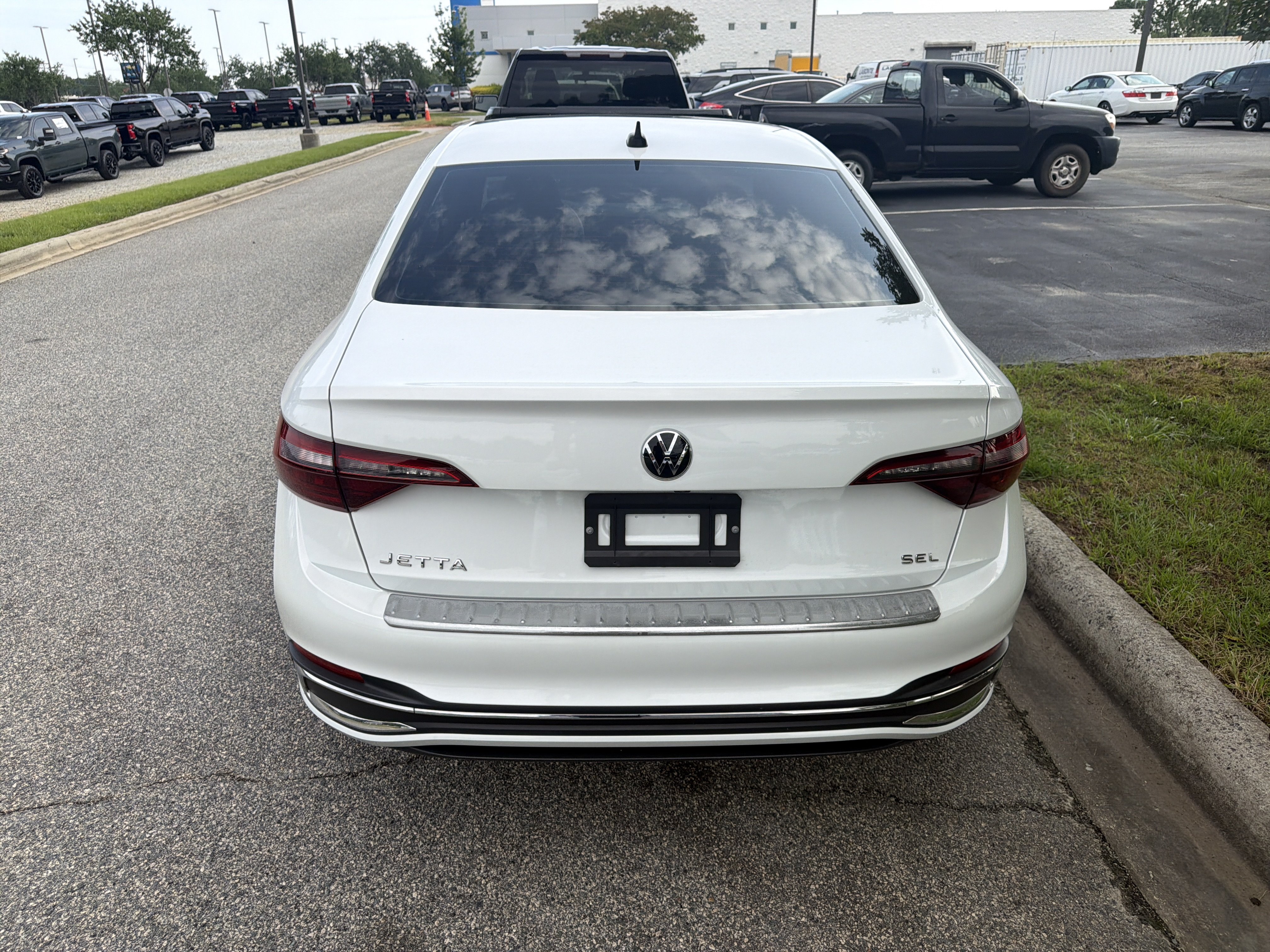 Used 2024 Volkswagen Jetta SEL FWD image 9