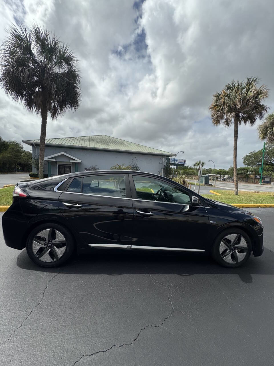 Used 2020 Hyundai Ioniq Limited image 3