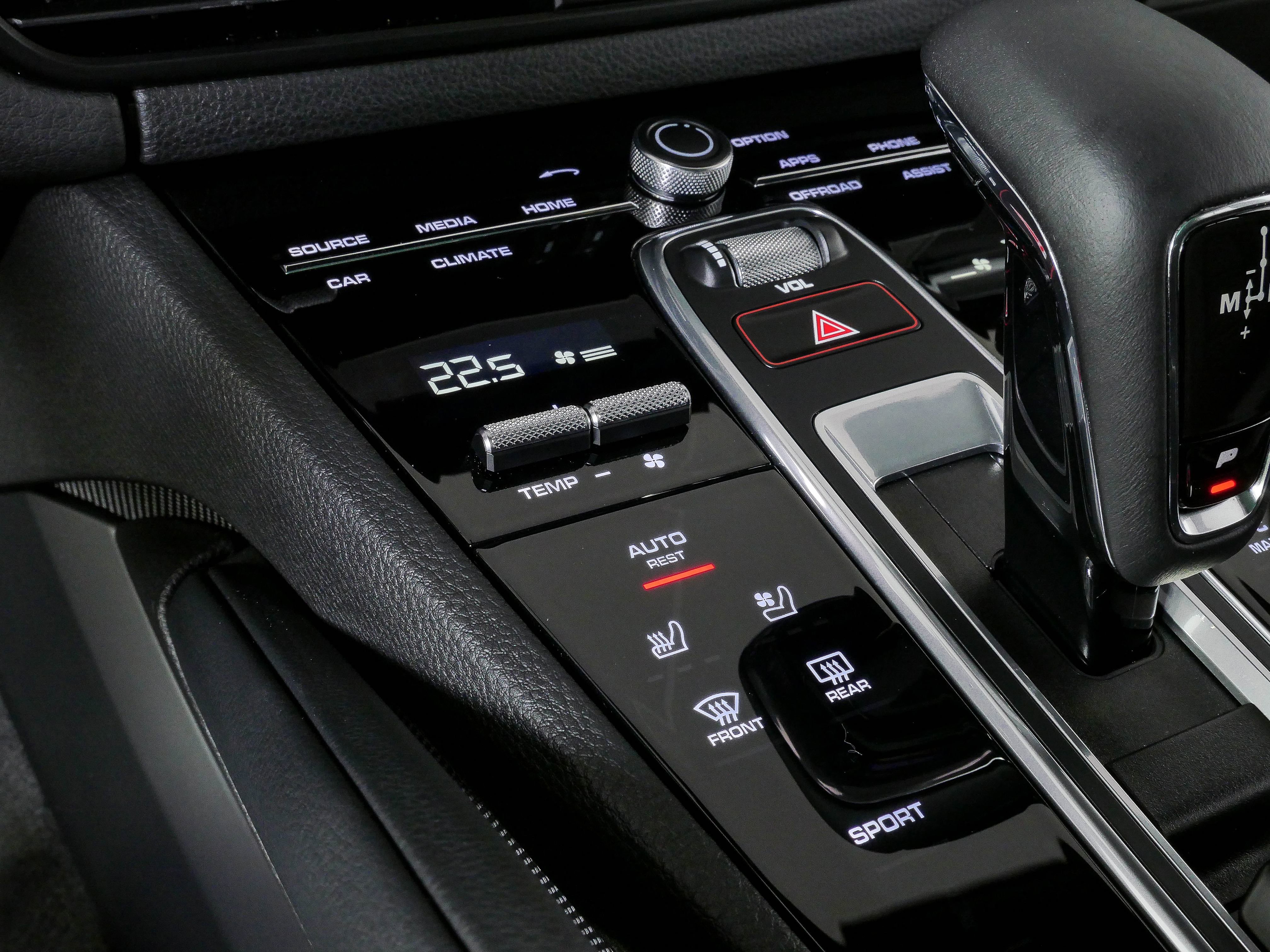 Certified 2023 Porsche Cayenne AWD/4WD image 17