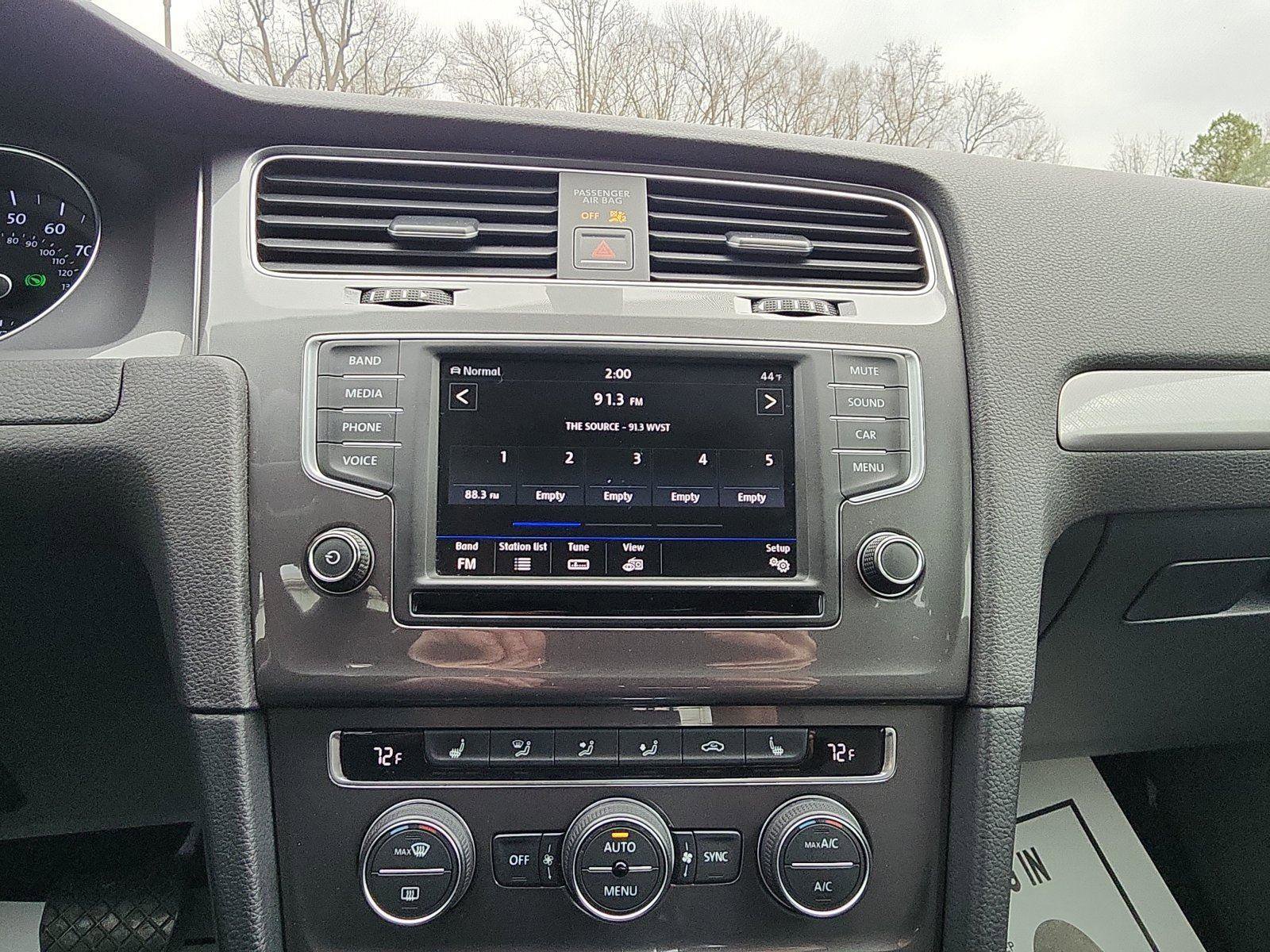 Used 2016 Volkswagen e-Golf SE w/ DC Fast Charging Package image 17