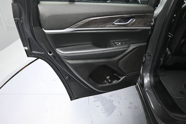 Used 2025 Jeep Grand Cherokee Limited w/ Black Appearance Package AWD/4WD image 18