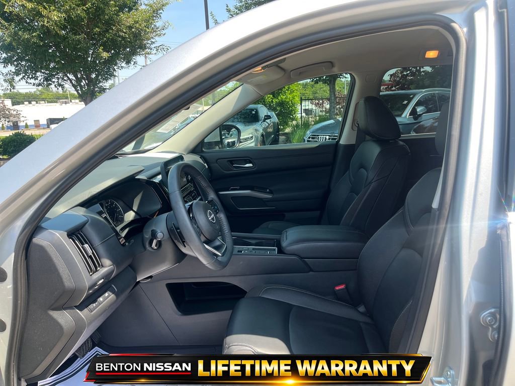 Used 2025 Nissan Pathfinder SL FWD image 10
