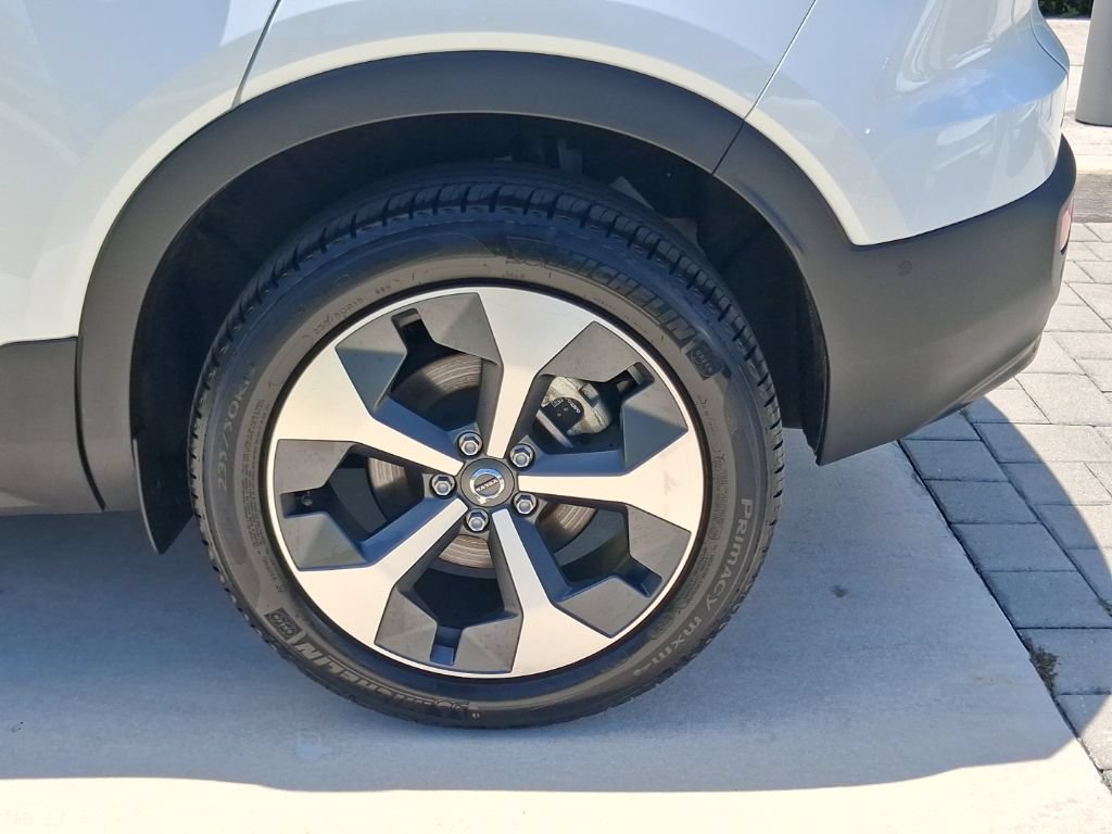 Certified 2026 Volvo XC40 B5 Plus AWD/4WD image 4