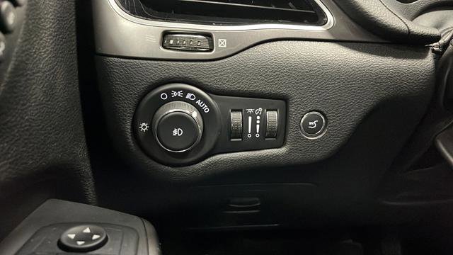 Used 2021 Jeep Cherokee Limited AWD/4WD image 35