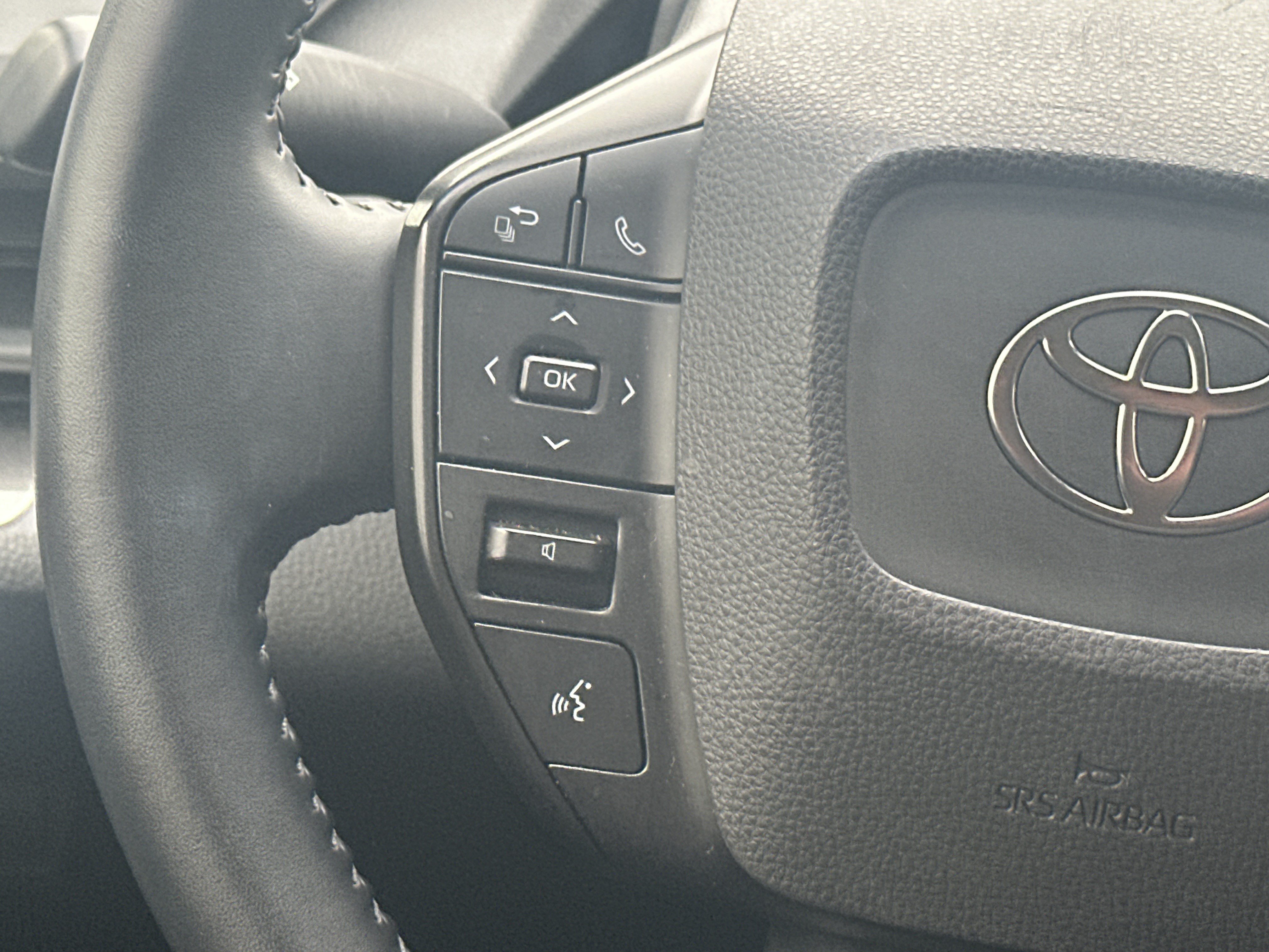 Used 2025 Toyota Prius LE FWD image 16