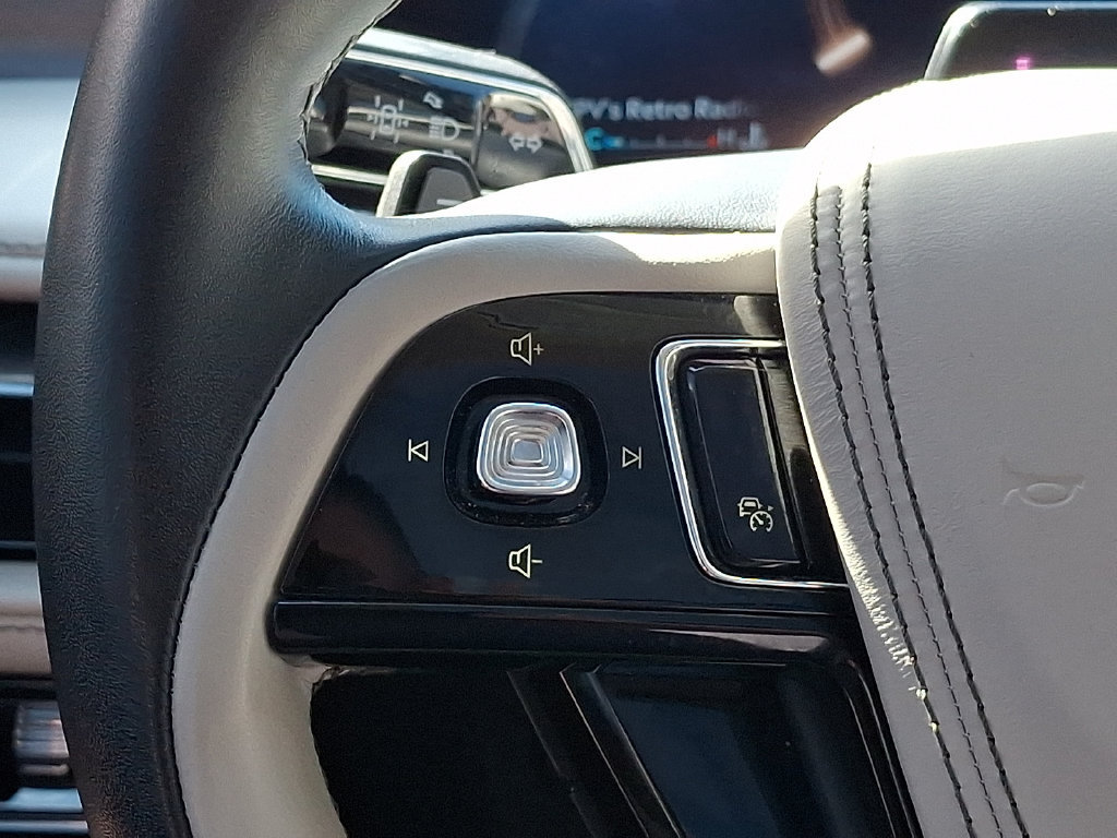 Used 2025 Lincoln Aviator AWD image 25