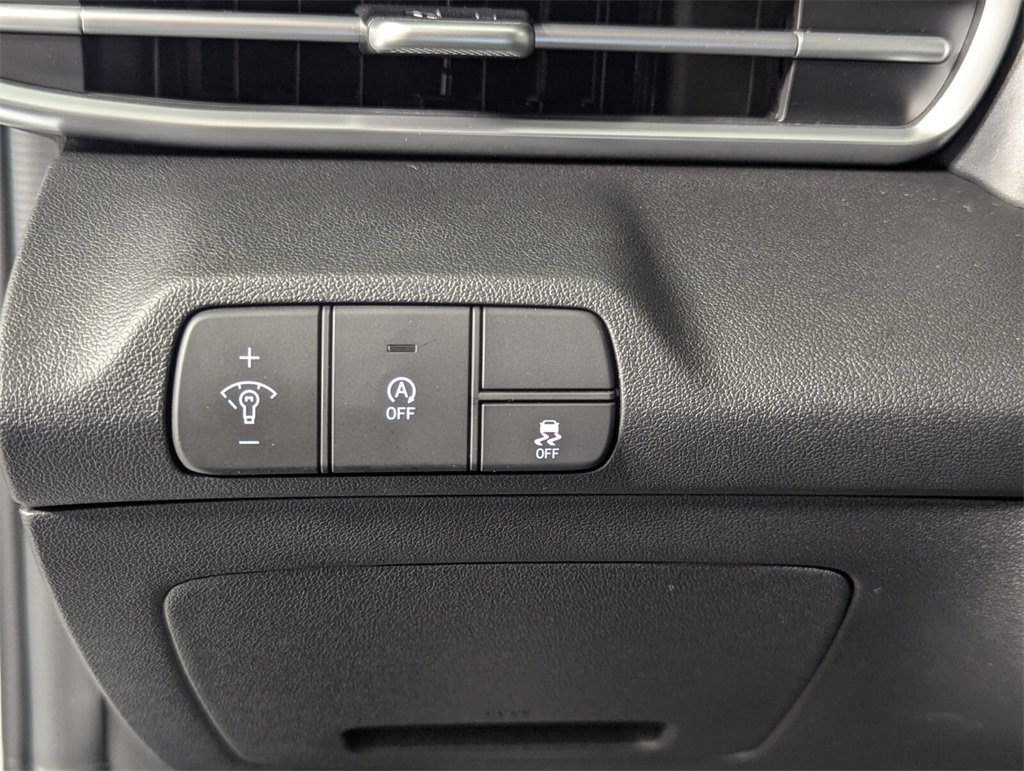 Certified 2025 Hyundai Elantra SE image 13