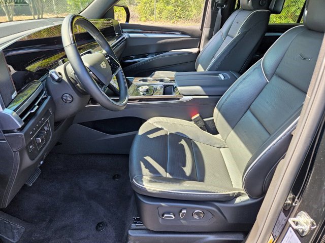 Certified 2026 Cadillac Escalade Luxury AWD/4WD image 8